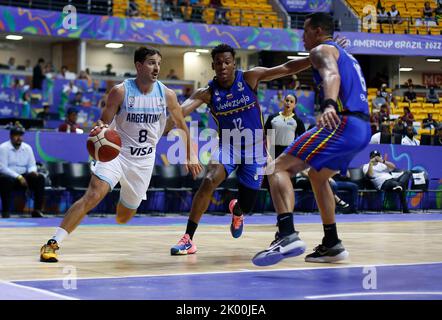 Recife, Brasilien. 8. September 2022. Der Argentinier Nicolas Laprovittola (L) tritt bei einem Viertelfinalspiel zwischen Argentinien und Venezuela beim FIBA Americup 2022 in Recife, Pernambuco, Brasilien, am 8. September 2022 an. Quelle: Lucio Tavora/Xinhua/Alamy Live News Stockfoto