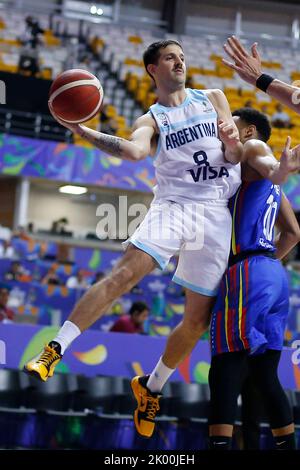 Recife, Brasilien. 8. September 2022. Der Argentinier Nicolas Laprovittola (L) spielt beim FIBA Americup 2022 in Recife, Pernambuco, Brasilien, am 8. September 2022 in einem Viertelfinalspiel zwischen Argentinien und Venezuela den Ball. Quelle: Lucio Tavora/Xinhua/Alamy Live News Stockfoto