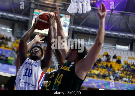 Recife, Brasilien. 8. September 2022. Andres Feliz (L) aus der Dominikanischen Republik tritt bei einem Viertelfinalspiel zwischen Brasilien und der Dominikanischen Republik beim FIBA Americup 2022 in Recife, Pernambuco, Brasilien, am 8. September 2022 an. Quelle: Lucio Tavora/Xinhua/Alamy Live News Stockfoto