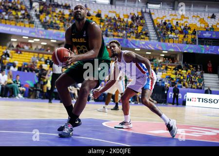 Recife, Brasilien. 8. September 2022. Lucas Mariano (L) aus Brasilien tritt bei einem Viertelfinalspiel zwischen Brasilien und der Dominikanischen Republik beim FIBA Americup 2022 in Recife, Pernambuco, Brasilien, am 8. September 2022 an. Quelle: Lucio Tavora/Xinhua/Alamy Live News Stockfoto