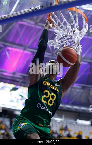 Recife, Brasilien. 8. September 2022. Lucas Mariano aus Brasilien wird bei einem Viertelfinalspiel zwischen Brasilien und der Dominikanischen Republik beim FIBA Americup 2022 in Recife, Pernambuco, Brasilien, 8. September 2022 untergehen. Quelle: Lucio Tavora/Xinhua/Alamy Live News Stockfoto