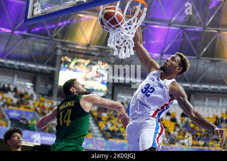 Recife, Brasilien. 8. September 2022. Jeromy Rodriguez (R) aus der Dominikanischen Republik verstarb während eines Viertelfinalmatches zwischen Brasilien und der Dominikanischen Republik beim FIBA Americup 2022 in Recife, Pernambuco, Brasilien, 8. September 2022. Quelle: Lucio Tavora/Xinhua/Alamy Live News Stockfoto