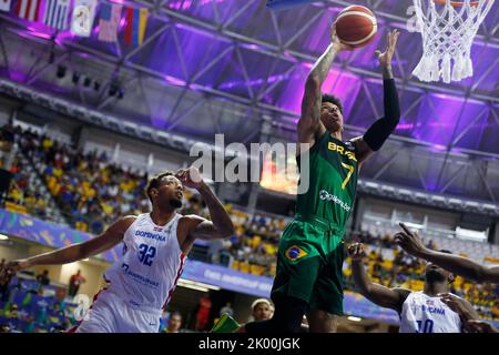 Recife, Brasilien. 8. September 2022. Didi Louzada (Spitze) von Brasilien wird während eines Viertelfinalmatches zwischen Brasilien und der Dominikanischen Republik beim FIBA Americup 2022 in Recife, Pernambuco, Brasilien, am 8. September 2022 untergehen. Quelle: Lucio Tavora/Xinhua/Alamy Live News Stockfoto