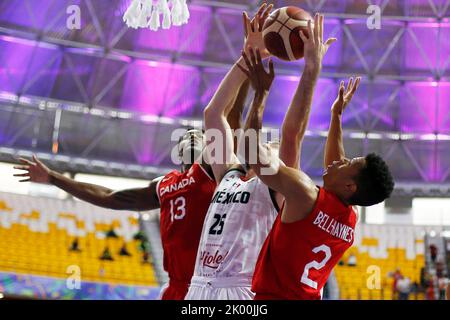 Recife, Brasilien. 8. September 2022. Israel Gutierrez (C) aus Mexiko tritt während eines Viertelfinalmatches zwischen Mexiko und Kanada beim FIBA Americup 2022 in Recife, Pernambuco, Brasilien, am 8. September 2022 an. Quelle: Lucio Tavora/Xinhua/Alamy Live News Stockfoto