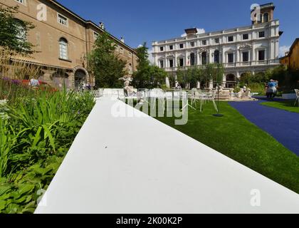 Bergamo alter Platz mit viel Grün bedeckt Inszenierung von Cassian Schmidt für Master of Landscape Naturalistic Festival. Stockfoto