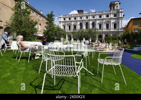 Bergamo alter Platz mit viel Grün bedeckt Inszenierung von Cassian Schmidt für Master of Landscape Naturalistic Festival. Stockfoto