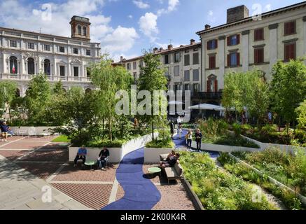 Bergamo alter Platz mit viel Grün bedeckt Inszenierung von Cassian Schmidt für Master of Landscape Naturalistic Festival. Stockfoto