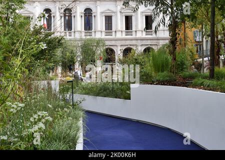 Bergamo alter Platz mit viel Grün bedeckt Inszenierung von Cassian Schmidt für Master of Landscape Naturalistic Festival. Stockfoto