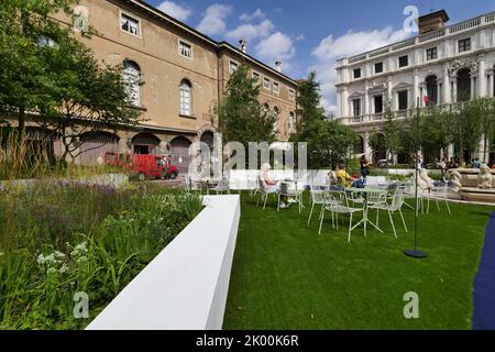 Bergamo alter Platz mit viel Grün bedeckt Inszenierung von Cassian Schmidt für Master of Landscape Naturalistic Festival. Stockfoto