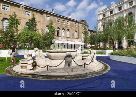 Bergamo alter Platz mit viel Grün bedeckt Inszenierung von Cassian Schmidt für Master of Landscape Naturalistic Festival. Stockfoto