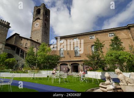 Bergamo alter Platz mit viel Grün bedeckt Inszenierung von Cassian Schmidt für Master of Landscape Naturalistic Festival. Stockfoto