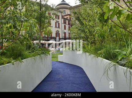 Bergamo alter Platz mit viel Grün bedeckt Inszenierung von Cassian Schmidt für Master of Landscape Naturalistic Festival. Stockfoto