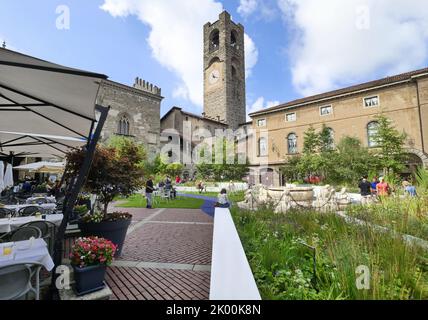 Bergamo alter Platz mit viel Grün bedeckt Inszenierung von Cassian Schmidt für Master of Landscape Naturalistic Festival. Stockfoto