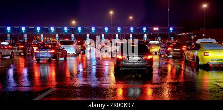 Moskau, Russland - 15. September 2019: Zahlstelle auf einer mautpflichtigen Straße. Russische Autobahn Nummer M11 in der Nacht Stockfoto