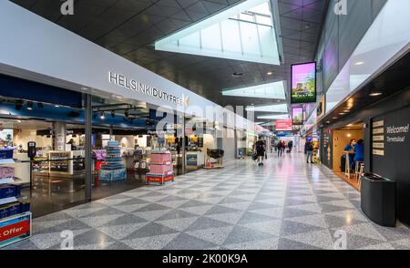 Helsinki, Finnland 12.08.2021: Transitzone des Flughafens Helsinki mit steuerfreien Geschäften Stockfoto