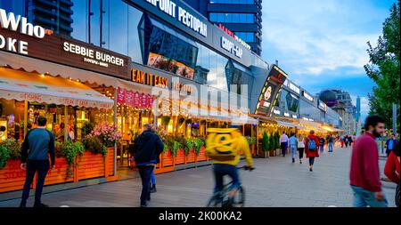 Moskau - 20. Juli 2019: Menschen gehen in der Abenddämmerung auf der New Arbat Avenue. Stockfoto