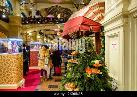 MOSKAU, RUSSLAND - 03. JANUAR 2017: Menschen auf der Neujahrsmesse im GUM State Universal Shop. Stockfoto