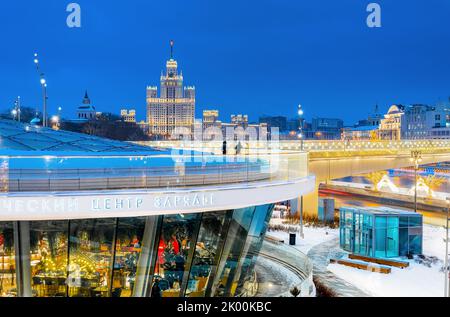 Moskau, Russland - January 14, 2019: Stadt Moskau in der Nacht. Moskauer Fluss, Zaryadye Park Stockfoto