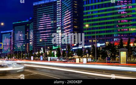 Moskau - 20. Juli 2019: Neue Arbat-Straße in Moskau bei Nacht, beliebtes Wahrzeichen. Stockfoto