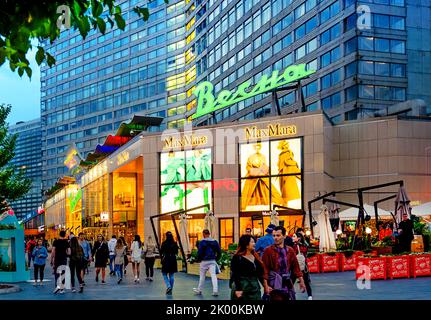 Moskau - 20. Juli 2019: Menschen gehen in der Abenddämmerung auf der New Arbat Avenue. Stockfoto