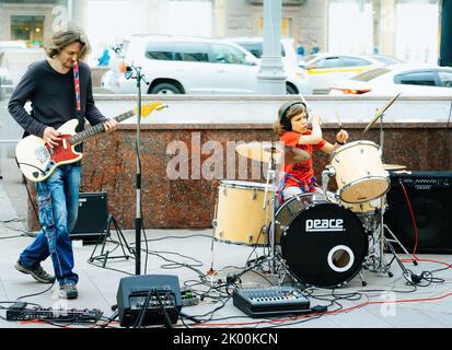 Moskau, Russland - 08. Mai 2019: Straßenmusiker spielen Rockmusik Stockfoto