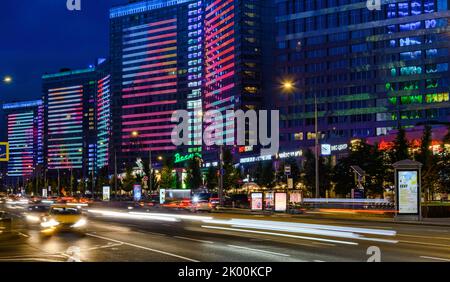 Moskau - 20. Juli 2019: Neue Arbat-Straße in Moskau bei Nacht, beliebtes Wahrzeichen. Stockfoto