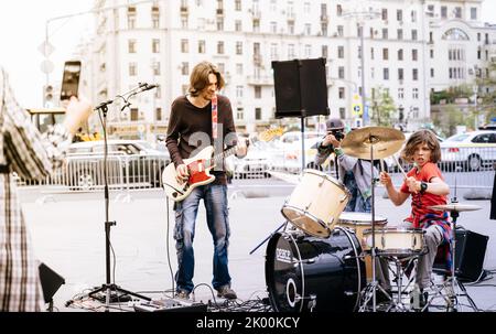 Moskau, Russland - 08. Mai 2019: Zwei Straßenmusiker spielen Rockmusik Stockfoto