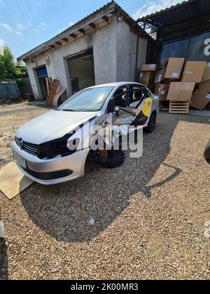 Tiflis, Georgien - 26. Juli 2022: Gebrochene graue Volkswagen Limousine Taxi Auto. Stockfoto