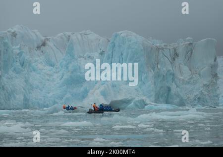 Spektakuläre Aussicht auf den Gletscher mit Zodiac-Booten im Vordergrund. Samarin Breen-Gletscher. Hornsund Fjord, Spitzbergen, Norwegen Stockfoto