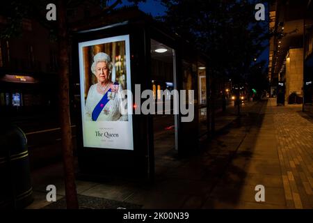 Die Königin wird an einer Bushaltestelle nach dem Passieren von her Majestät der Königin im Buckingham Palace, London, Großbritannien, gezeigt. 9. September 2022. (Foto von Ben Whitley/News Images) in London, Großbritannien am 9/9/2022. (Foto von Ben Whitley/News Images/Sipa USA) Quelle: SIPA USA/Alamy Live News Stockfoto