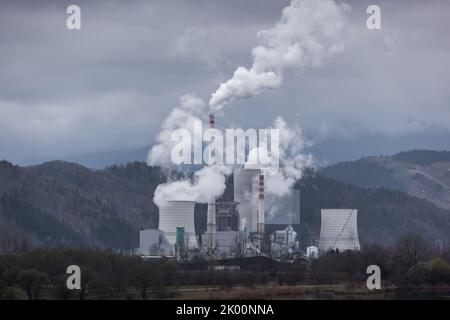 Industriegebiet, ein Kohlekraftwerk mit Schornsteinen und Kühltürmen, die giftigen Rauch auftürmen, der die Umwelt verschmutzt, aus der Luft geschossen. Stockfoto