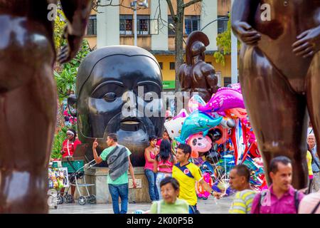 Kolumbien, Medellin, auf der Plaza Botero sind 23 Statuen von Fernando Botero ausgestellt. Stockfoto