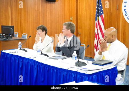 Besuch von Valerie Jarrett, Senior Presidential Advisor, im HUD-Hauptquartier zum Rundtisch mit Sekretär Shaun Donovan, dem stellvertretenden Sekretär Maurice Jones und hochrangigen HUD-Beamten. Stockfoto