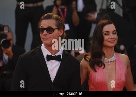 Schauspieler Brad Pitt und Schauspielerin Ana de Armas beim 79. International Film Festival Stockfoto