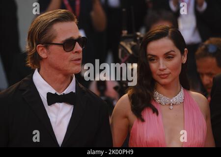 Schauspieler Brad Pitt und Schauspielerin Ana de Armas beim 79. International Film Festival Stockfoto