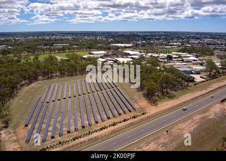 Antenne von Sonnenkollektoren, die am Shalom Catholic College Bundaberg Queensland Australia installiert sind und es dem College ermöglichen, eigenen Strom zu erzeugen. Stockfoto