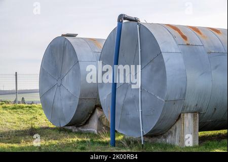 Zwei große Wassertanks als Teil eines Bewässerungssystems für Obstgärten Stockfoto