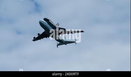 National Aeronautics and Space Administration (NASA) Space Shuttle Discovery fliegt über Washington. D.C., auf der letzten Reise zu seinem ständigen Museumshaus. Stockfoto