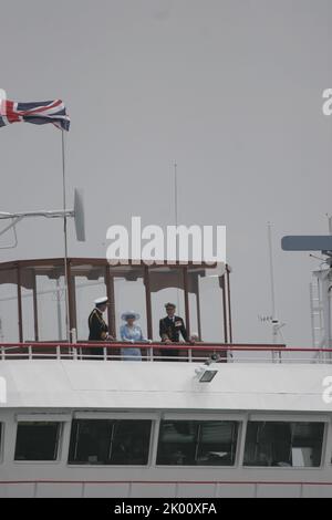 28.. Juni 2005 - The Solent, Portsmouth, UK Königliche Hoheit Elizabeth ll überprüft die im Solent versammelten internationalen Flotten, um an die Schlacht von Trafalgar 200 Jahre zuvor zu erinnern (1805) Stockfoto