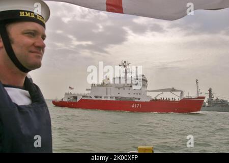 28.. Juni 2005 - The Solent, Portsmouth, UK Königliche Hoheit Elizabeth ll überprüft die im Solent versammelten internationalen Flotten, um an die Schlacht von Trafalgar 200 Jahre zuvor zu erinnern (1805) Stockfoto