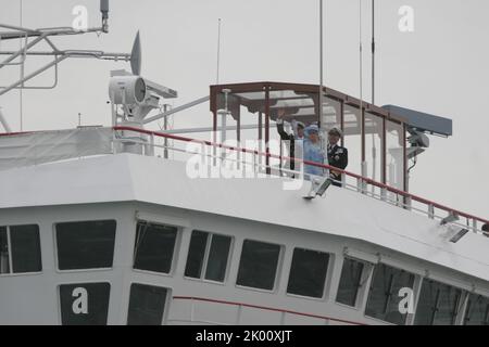 28.. Juni 2005 - The Solent, Portsmouth, UK Königliche Hoheit Elizabeth ll überprüft die im Solent versammelten internationalen Flotten, um an die Schlacht von Trafalgar 200 Jahre zuvor zu erinnern (1805) Stockfoto