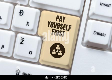 Textzeichen, das „Pay yourself first“ anzeigt. Business Showcase Sparen für die Zukunft Einen Teil Ihres Einkommens beiseite legen Stockfoto