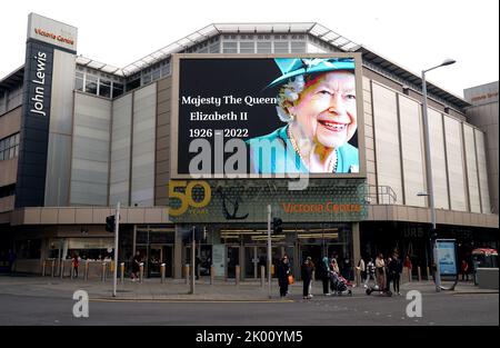 Nach dem Tod von Königin Elizabeth II. Am Donnerstag wird auf einer Werbetafel im Victoria Center, Nottingham, eine Hommage an Königin Elizabeth II. Ausgestellt. Bilddatum: Freitag, 9. September 2022. Stockfoto