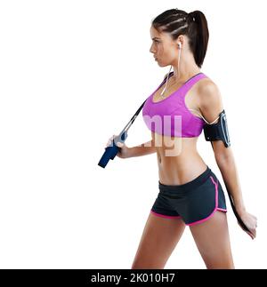 Verpflichten Sie sich, fit zu sein. Studioaufnahme einer jungen Frau, die mit ihrem mp3-Arm auarbeitet. Stockfoto