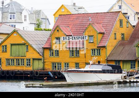 Bunte, traditionelle Holzlager Hering Konservengebäude, jetzt Wohnungen. Sundgata, Haugesund, Norwegen Stockfoto