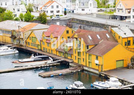 Bunte, traditionelle Holzlager Hering Konservengebäude, jetzt Wohnungen. Sundgata, Haugesund, Norwegen Stockfoto