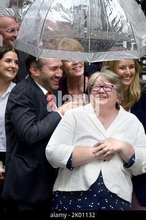 Thérèse Coffey MP (Con: Suffolk Coastal) in der Downing Street am Tag, an dem Liz Truss ihre erste Rede als Premierministerin hielt. Später wurde sie zu Healt ernannt Stockfoto