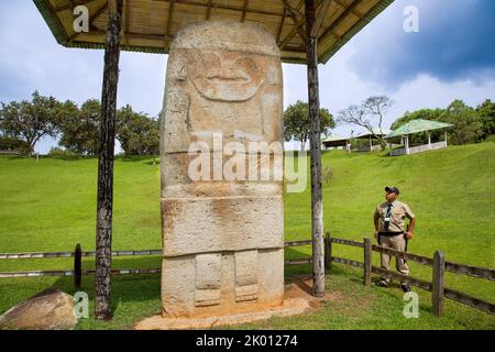 Kolumbien, Huila Department, Region San Agustin, diese Statue von 5 Meter über und zwei Meter im Boden ist die größte aller Standorte in der Umgebung und ist s Stockfoto