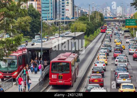 Kolumbien, TransMilenio ist ein BRT-System (Bus Rapid Transit), das Bogotá bedient. Diese Busse haben ihre eigenen Fahrspuren und Busstationen und können daher pas Stockfoto