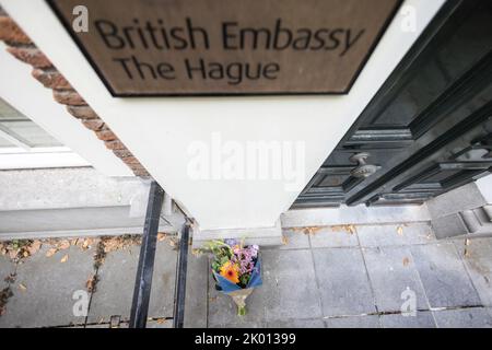 DEN HAAG - Niederlande, 2022-09-09 08:52:03 DEN HAAG - Es gibt Blumen in der britischen Botschaft auf der lange Voorhout wegen des Todes von Königin Elizabeth II.. Es brennen auch ein paar Kerzen und die Fahne ist auf halber Mast. ANP LAURENS VAN PUTTEN niederlande Out - belgien Out Stockfoto